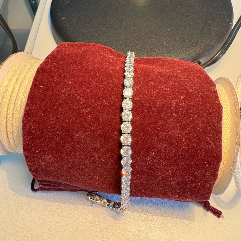 Sterling silver 7 1/2 inch white stone bracelet very good condition.